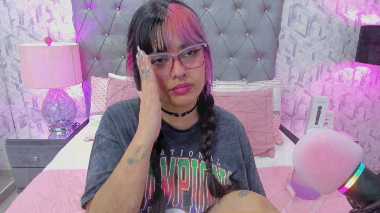 MaddyeWaves's Streamate show and profile