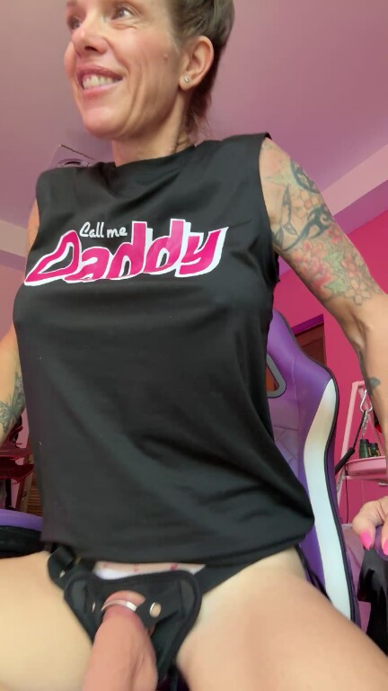 Selenafitmuscledommy's Streamate show and profile