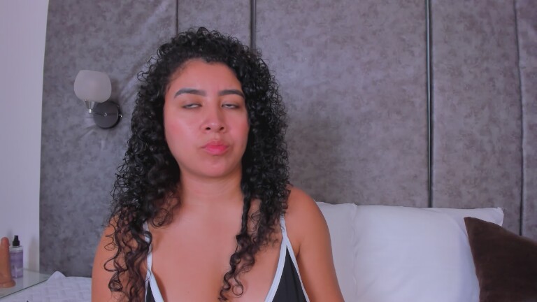 Tharaa24's Streamate show and profile