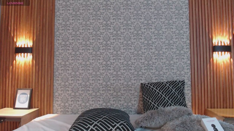 Charlotte_18's Streamate show and profile