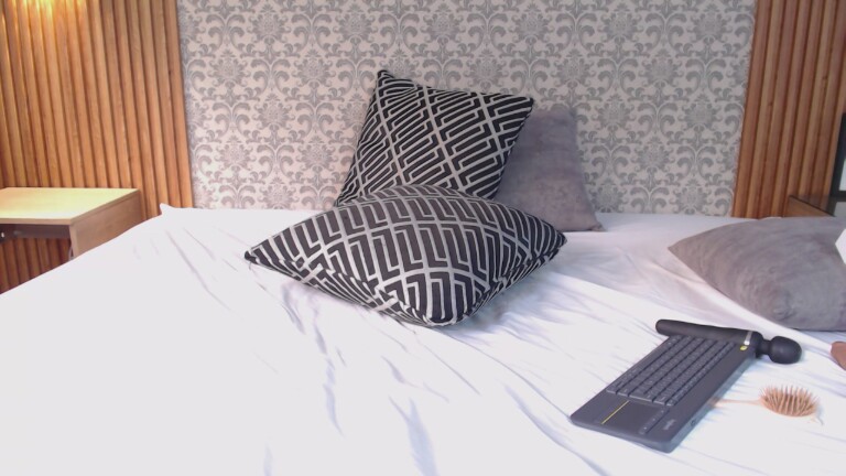 Charlotte_18's Streamate show and profile