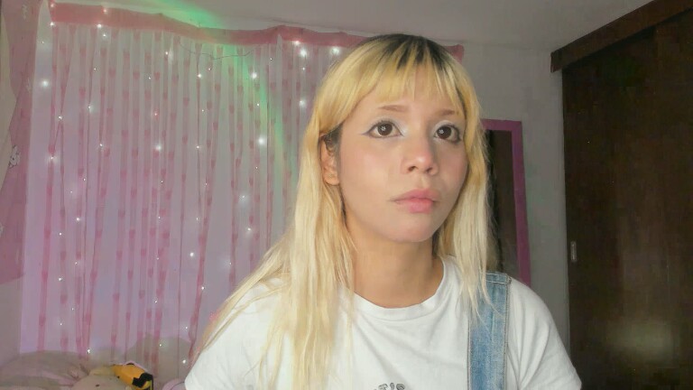 NiniBambi422's Streamate show and profile