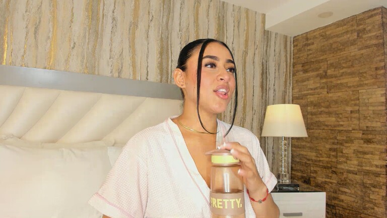 Sara_Hanniston's Streamate show and profile