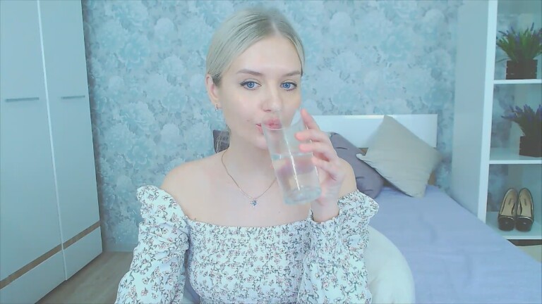 Lindy18's Streamate show and profile